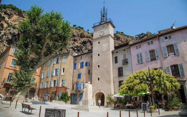 Cotignac 1 Provence verte Frankrijk Var villa vakantiehuis rots grotten.jpg