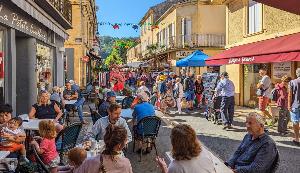 Markt Dordogne-Lot 2 Lalinde vakantie Frankrijk luxe villa gezin.jpg