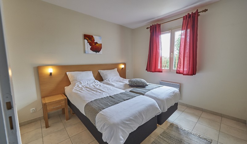 SDDL 3 vakantiepark Frankrijk luxe villa Dordogne zwembad kindvriendelijk bed slaapkamer.jpg