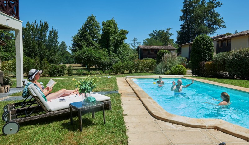 Fronsac 2 zwembad piscine Frankrijk luxe villa vakantiepark Aquitaine Gironde  animatie kinderen res