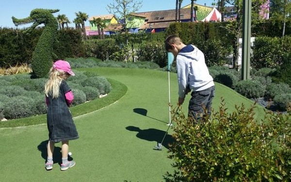 Mini 7 golf midget golf loisir Frankrijk vakantiepark Dordogne Lot zwembad kinderen nederlands.jpg