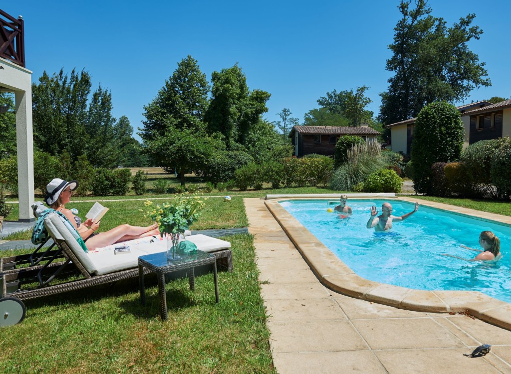 Fronsac 2 zwembad piscine Frankrijk luxe villa vakantiepark Aquitaine Gironde  animatie kinderen res