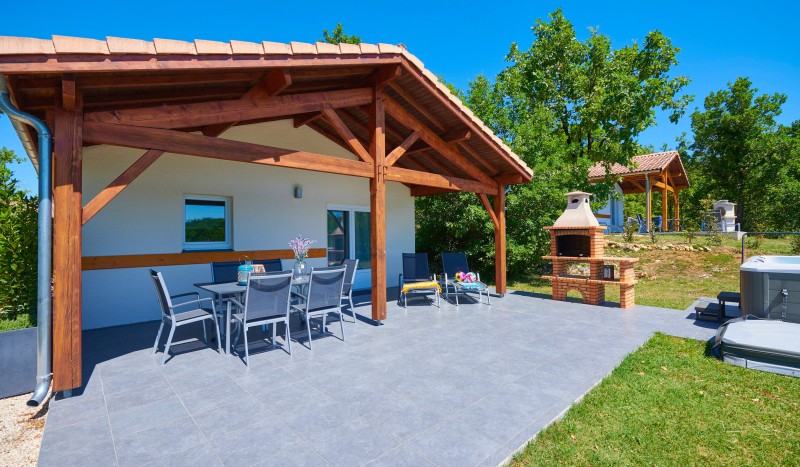 Libelle bubbelbad 4 Village des Cigales Mauroux Frankrijk Dordogne vakantiepark zwembad jacuzzi.jpg