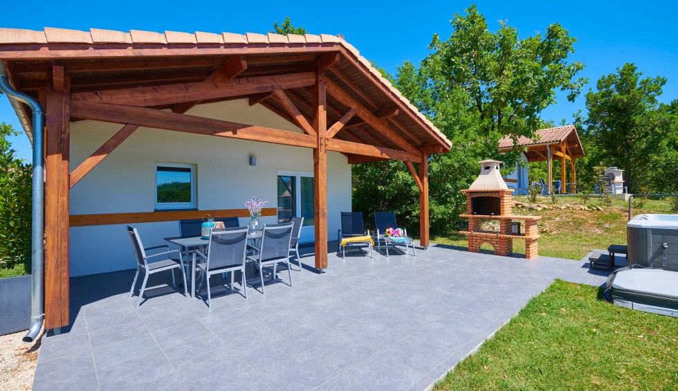 Libelle bubbelbad 4 Village des Cigales Mauroux Frankrijk Dordogne vakantiepark zwembad jacuzzi.jpg