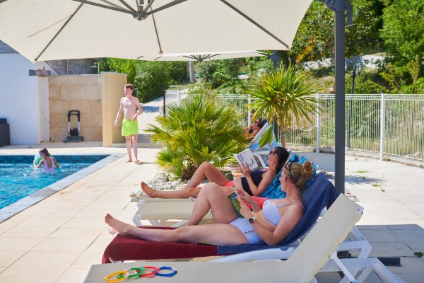 Village des Cigales zwembad 21 vakantiepark Frankrijk vakantiehuis Dordogne Lot Mauroux.jpg