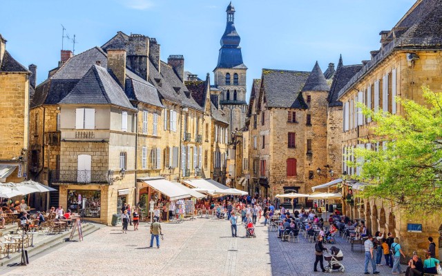 Sarlat 1a Dordogne Frankrijk vakantie luxe villa toeristisch animatie.jpg