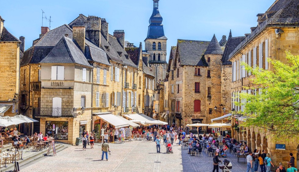 Sarlat 1a Dordogne Frankrijk vakantie luxe villa toeristisch animatie.jpg