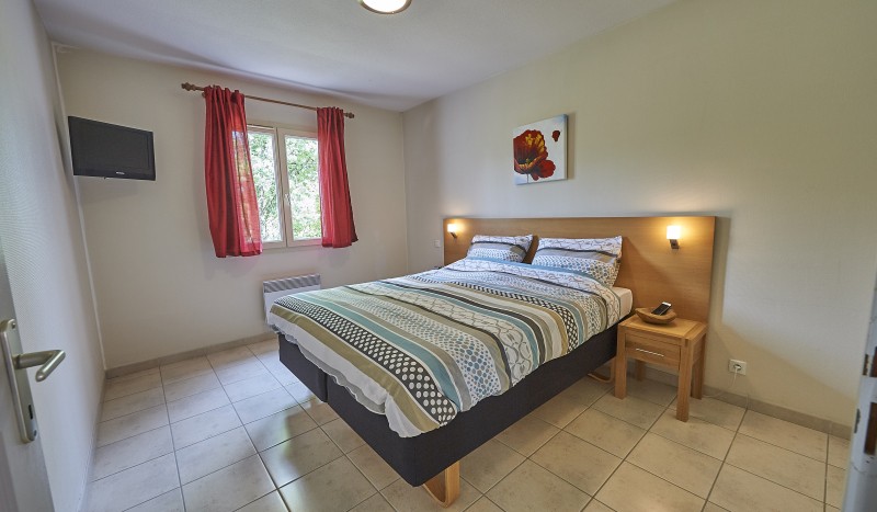 SDDL 1 vakantiepark Frankrijk luxe villa Dordogne zwembad kindvriendelijk bed slaapkamer.jpg