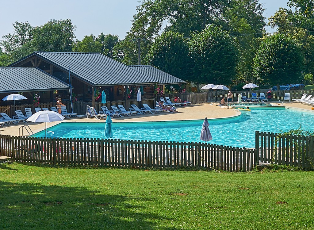 Montmarsis Frankrijk vakantiepark Dordogne Gourdon luxe vakantiehuis zwembad kidsclub.jpg