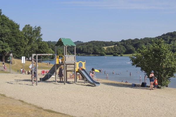 Lac du Tolerme 29 recreatiemeer met strand en speeltoestellen voor kinderen.jpg