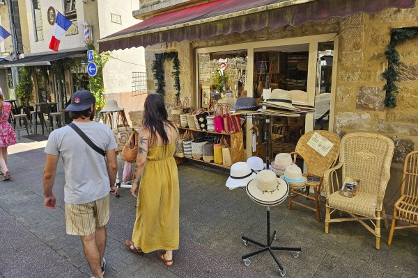 Brive la Gaillarde 10 winkel met hoeden tijdens vakantie in Frankrijk.jpg