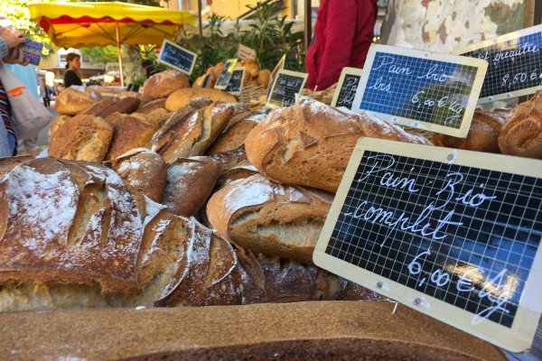 Markt Nans les Pins 5 Provence vakantie Frankrijk lavendel olijf kaas avond.jpg