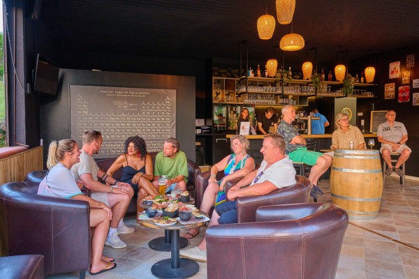 Espinet TR bistro 4 vakantiepark Quillan restaurant bar zwembad recreatiemeer Frankrijk Pyreneen.jpg