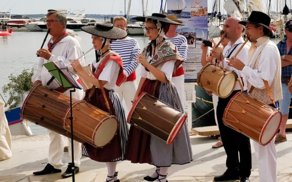Sanary sur mer 41 feest Provence zuid Frankrijk vakantie luxe villa toerisme Middellandse zee.jpg