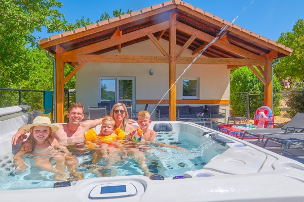 Libelle bubbelbad 1a Village des Cigales Mauroux Frankrijk Dordogne vakantiepark zwembad jacuzzi.jpg