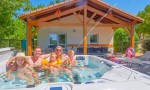 Libelle bubbelbad 1a Village des Cigales Mauroux Frankrijk Dordogne vakantiepark zwembad jacuzzi.jpg