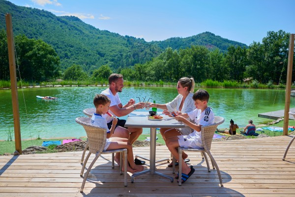 Espinet TR bistro 3 vakantiepark Quillan restaurant bar zwembad recreatiemeer Frankrijk Pyreneen.jpg