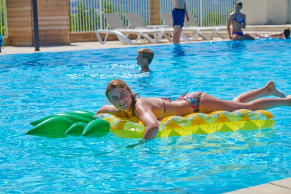 Lanzac zwembad 12 vakantiepark Frankrijk Dordogne luxe villa gezinnen restaurant animatie.jpg