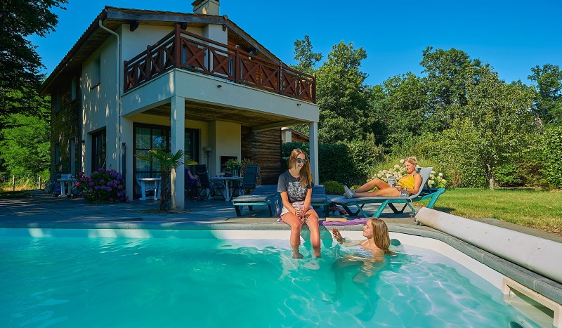 Fronsac 9 zwembad piscine Frankrijk luxe villa vakantiepark Aquitaine Gironde  animatie kinderen res