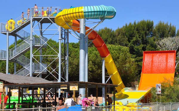 Aquapark 22 Provence Var Frejus Maxime vakantie Frankrijk luxe villa zwembad glijbaan.jpg