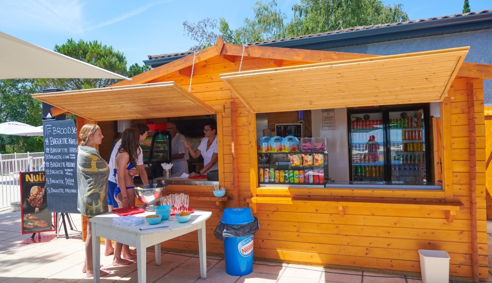 Domaine de Lanzac 3 snackbar friterie kroketten frikadellen, patat, bamihap vakantie Frankrijk.jpg