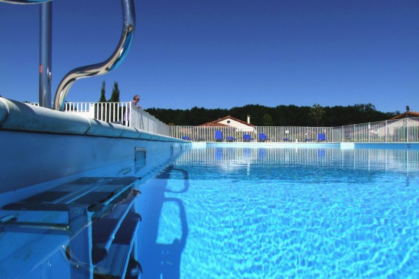 DLF park 6c Domaine les Forges faciliteiten zwembad op vakantiepark met ligstoelen Frankrijk villa g