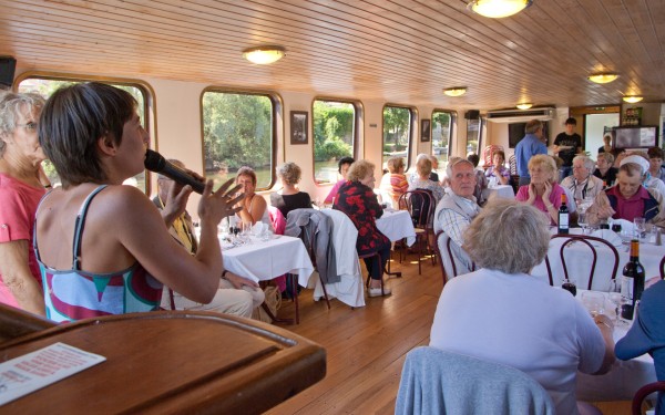 Gabare 8 Village des Cigales Frankrijk Cahors wijn vakantiepark boottocht eten aan boord.jpg