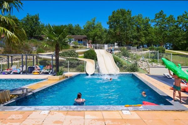 Village des Cigales zwembad 1 vakantiepark Frankrijk vakantiehuis Dordogne Lot Mauroux.jpg