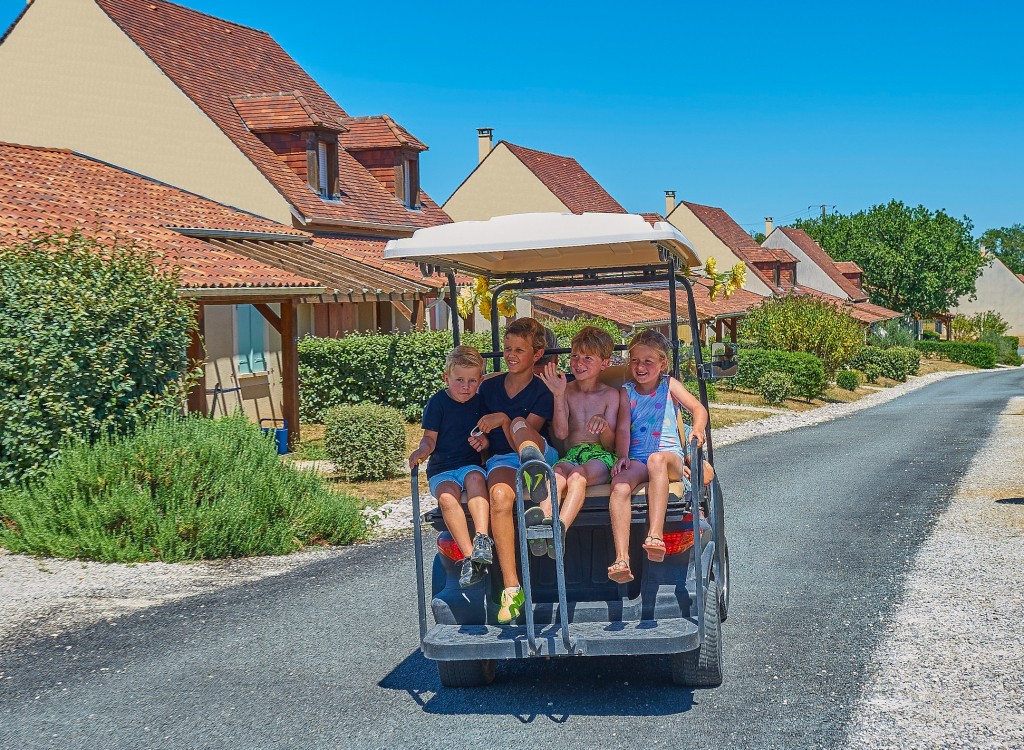 Lanzac vakantiepark 8S Frankrijk Dordogne Lot vakantiehuis luxe zwembad animatie restaurant.jpg