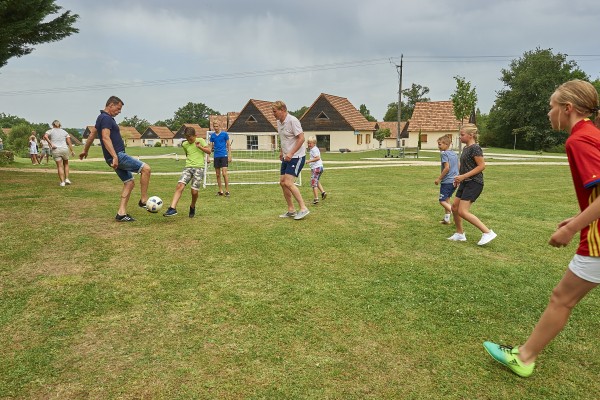 Le Lac Blue 3 vakantiepark Frankrijk kinderen voetballen luxe vakantiehuis airco Dordogne.jpg