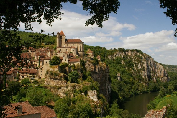 Saint Cirq Lapopie 2 frankrijk dordogne luxe vakatiepark zwembad cultuur wifi hond fietsen.jpg