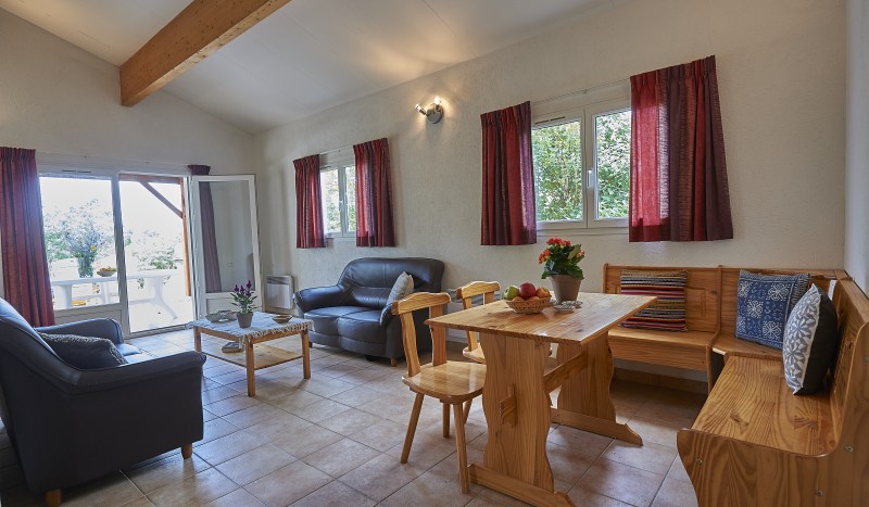 Bungalow 2 Village des Cigales  Frankrijk vakantiepark villa Dordogne zwembad.jpg
