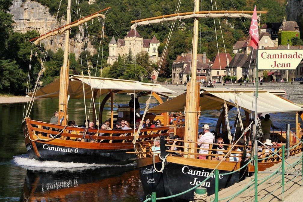 Boat Trip In A Gabarre On The Dordogne Francecomfort Holiday Parks Embarquez a beynac sous le chateau de beynac au niveau du parking. boat trip in a gabarre on the dordogne