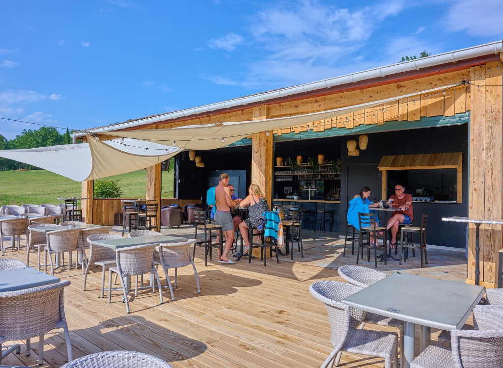 Espinet TR bistro 5 vakantiepark Quillan restaurant bar zwembad recreatiemeer Frankrijk Pyreneen.jpg