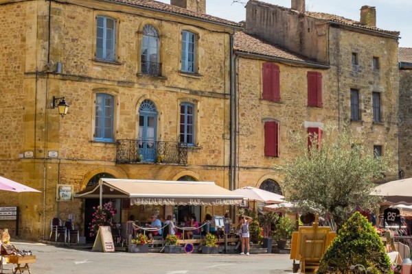 Belves 6 Dordogne perigord Frankrijk vakantie luxe villa toeristisch terras.jpg