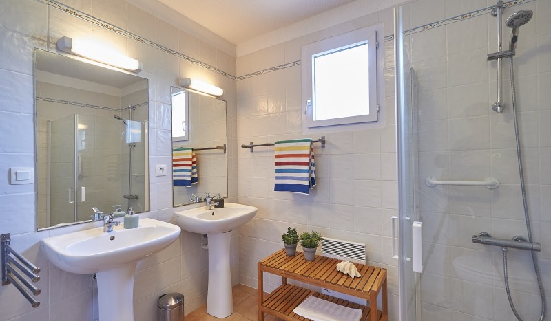 B3 Vallee de la Sainte Baume vakantiepark zee strand Frankrijk Provence luxe villa prive zwembad bad