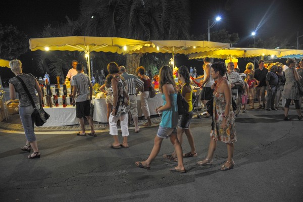 Markt Nans les Pins 7 Provence vakantie Frankrijk lavendel olijf kaas avond.jpg