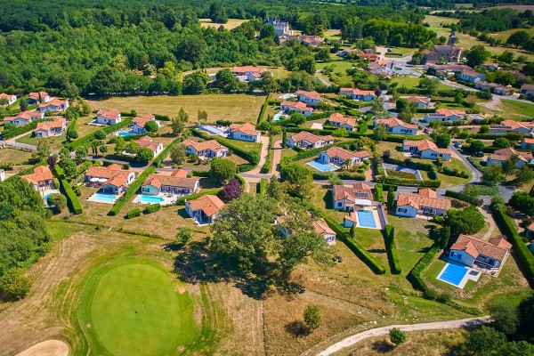 Forges 3a Aveneau Vieille Vigne vakantiepark luxe villa golfresort nederlands animatie zwembad.jpg