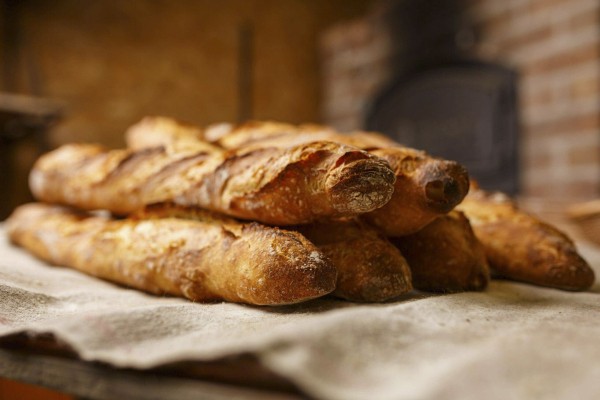 Baguette 21 Knapperige Franse baguette met goudbruine korst.jpg