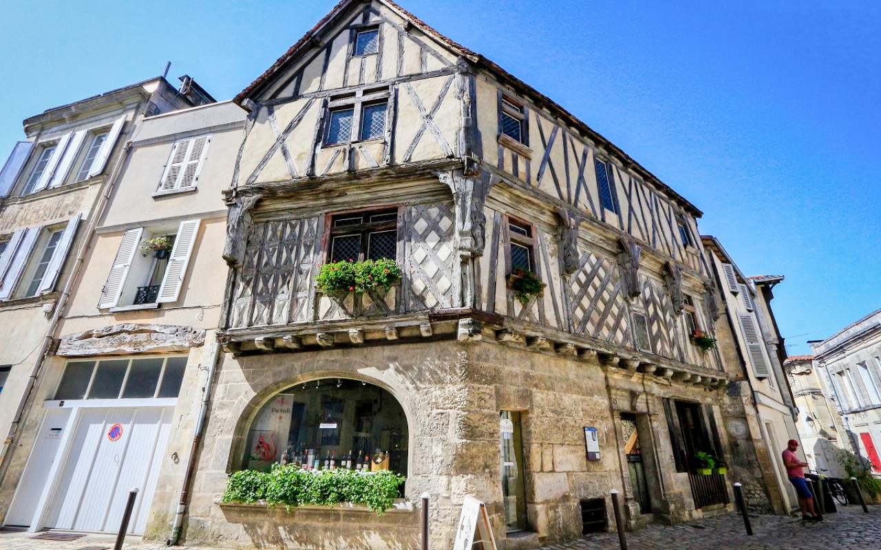 Cognac, a delicious liqueur and a beautiful place - Francecomfort