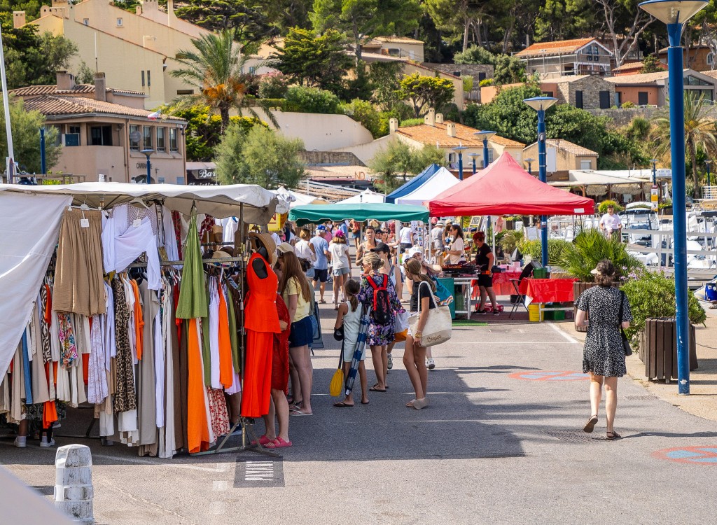 Provence Salernes 13 Gordes markt vakantie Frankrijk luxe villa zwembad toeristisch.jpg