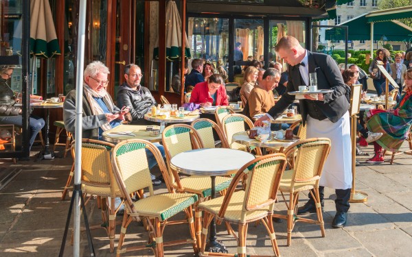 Terras 1a drinken restaurant vakantie villa luxe gezin Frankrijk toerisme.jpg