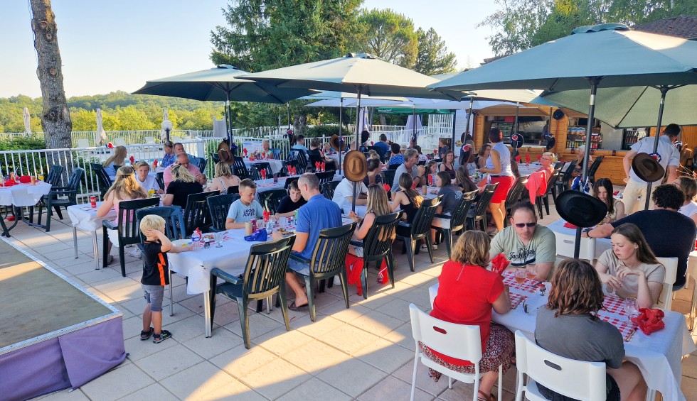 Domaine de Lanzac 1 terras restaurant Frankrijk vakantie uitzicht vallei.jpg