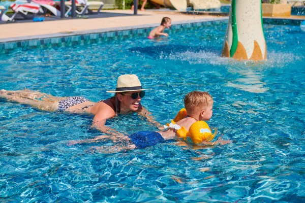 Village des Cigales zwembad 14 vakantiepark Frankrijk vakantiehuis Dordogne Lot Mauroux.jpg