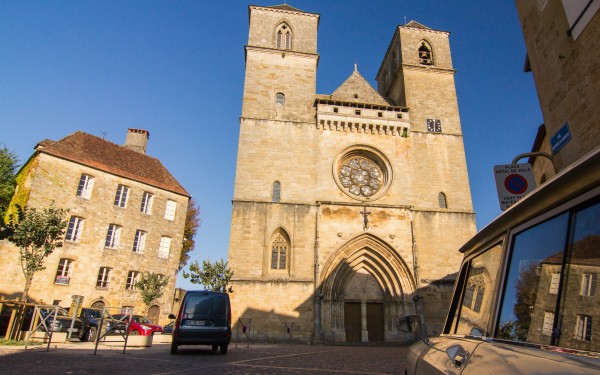 Gourdon 11 vakantie Dordogne Frankrijk Montmarsis vakantiepark zwembad restaurant animatie.jpg