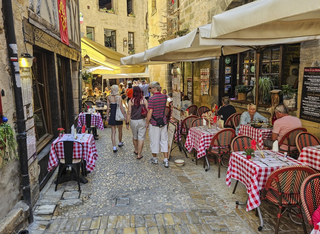 Sarlat 21 Dordogne Frankrijk vakantie terrasjes toeristisch dorpje.jpg