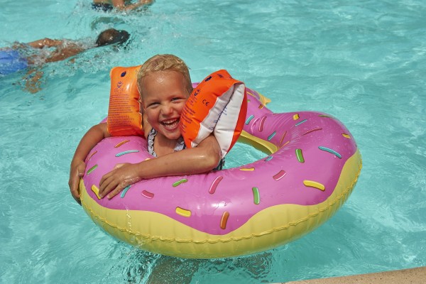 Zwembad 20 Frankrijk vakantiehuis luxe park kinderen nederlandse animatie.jpg