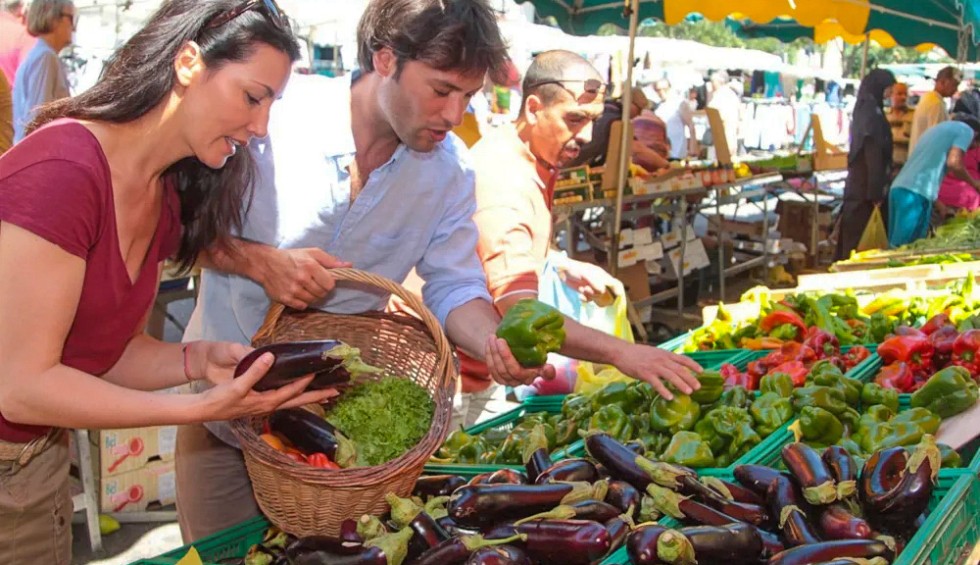 Castellane 3 koppel op markt in de Provence vakantie Frankrijk.jpg