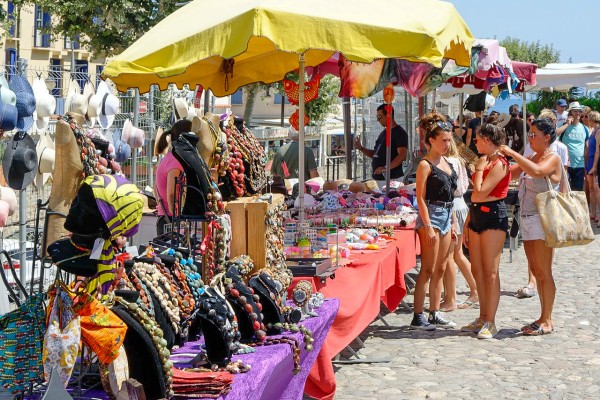 Languedoc markt 1 collioure marktkramen tijdens vakantie in Frankrijk.jpg