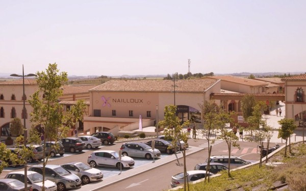 Nailloux 9 shopping centre Frankrijk bij Toulouse voor gezinnen op vakantie parkeerplaats.jpg